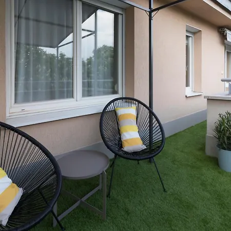 Modern, Quiet Penthouse With Free Parking 아파트 *