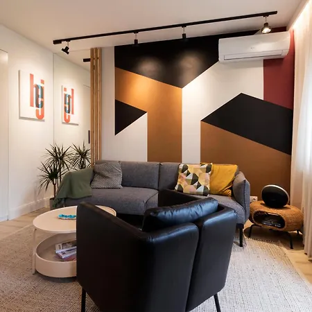 Modern, Quiet Penthouse With Free Parking 아파트