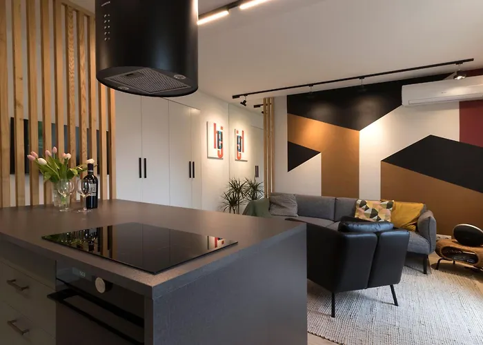 Modern, Quiet Penthouse With Free Parking *